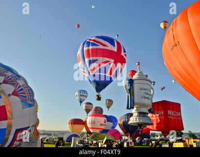 Bristol, UK. 7. August 2015. Über 100 Heißluftballons nehmen zum Himmel am frühen Morgen bei Bristol International Balloon Fiesta, Ashton Gericht, Bristol, UK Credit: Jules Annan/Alamy Live News Stockfoto