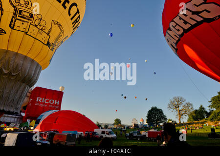 Bristol, UK. 7. August 2015. Über 100 Heißluftballons nehmen zum Himmel am frühen Morgen bei Bristol International Balloon Fiesta, Ashton Gericht, Bristol, UK Credit: Jules Annan/Alamy Live News Stockfoto