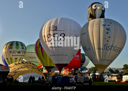 Bristol, UK. 7. August 2015. Über 100 Heißluftballons nehmen zum Himmel am frühen Morgen bei Bristol International Balloon Fiesta, Ashton Gericht, Bristol, UK Credit: Jules Annan/Alamy Live News Stockfoto