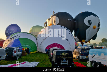 Bristol, UK. 7. August 2015. Über 100 Heißluftballons nehmen zum Himmel am frühen Morgen bei Bristol International Balloon Fiesta, Ashton Gericht, Bristol, UK Credit: Jules Annan/Alamy Live News Stockfoto