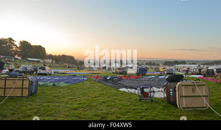 Bristol, UK. 7. August 2015. Über 100 Heißluftballons nehmen zum Himmel am frühen Morgen bei Bristol International Balloon Fiesta, Ashton Gericht, Bristol, UK Credit: Jules Annan/Alamy Live News Stockfoto