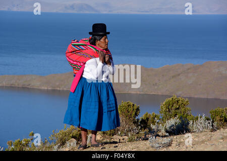 Indio Frau in traditionellen festlichen Kostüm für das neue Jahr fest der Aymara Indianer, Isla del Sol, die insel der sonne Stockfoto