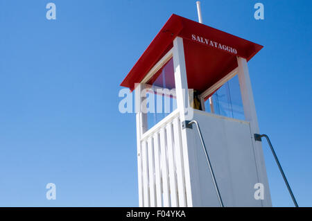 Leben Wache Rettungsschwimmer Wachen Rettungsschwimmer auf Pflicht Uhr Turm Türme Sicherheit am Strand schwimmen im Meer schwimmen Schwimmer Sicherheit geschult Stockfoto