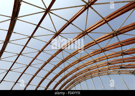 moderne architektonische Konstruktion aus Holzlatten Stockfoto