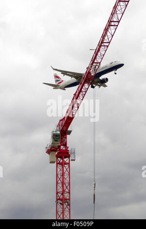 British Airways Airbus A318 G-LCYU landet auf dem Flughafen London City hinter Turmdrehkran auf Galeonen erreichen Entwicklung, Docklands Stockfoto