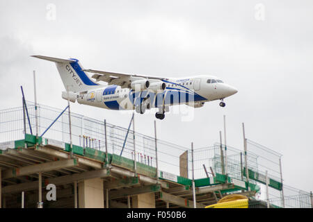 CityJet Dornier 328-110 landet auf dem Flughafen London City Galeonen erreichen Entwicklung, Docklands Stockfoto