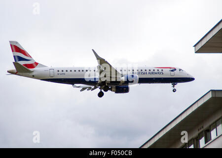 British Airways Airbus A318 G-LCYU landet auf dem Flughafen London City Gebäude auf Galeonen erreichen Entwicklung, Docklands Stockfoto