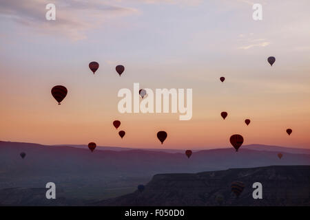 Heißluftballons fliegen in den Himmel in Silhouetten Stockfoto