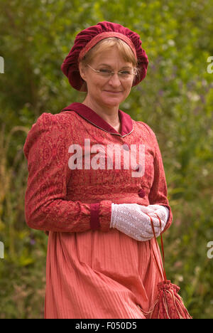 Frau verkleidet im Regency-Stil-Kostüm auf einer Land-Messe, Selborne, Hampshire, UK. Stockfoto