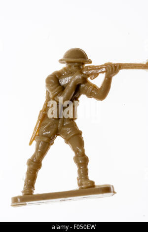 Italeri HO/OO Kunststoff Modell spielzeugsoldat Abbildung. Weltkrieg zwei 8. Armee Soldat Stehend Schießen Gewehr vor weißem Hintergrund. Stockfoto