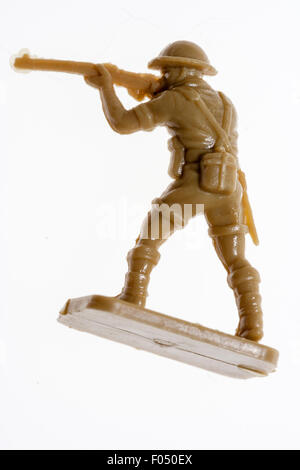 Italeri HO/OO Kunststoff Modell spielzeugsoldat Abbildung. Weltkrieg zwei 8. Armee Soldat Stehend Schießen Gewehr vor weißem Hintergrund. Stockfoto