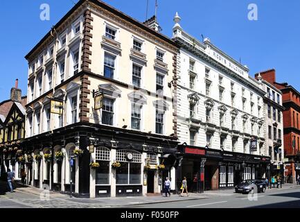 Der Sattel Inn an der Ecke Dale Street / Hackins Hey mit Rigbys Gebäude auf der rechten Seite, Liverpool, England, UK Stockfoto