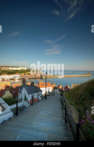 Aussicht vom Gipfel des oberen Teils der 199 Stufen von St Mary die Jungfrau Kirche, über Whitby Stockfoto