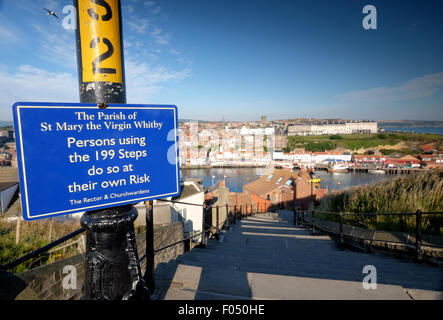 Warnzeichen am oberen Rand der 199 Stufen von St Mary the Virgin Church in Whitby. Stockfoto