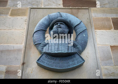 Denkmal für Henry Freeman Steuermann Whitby Rettungsboot Mann auf der Mauer der Whitby RNLI Lifeboat station Stockfoto