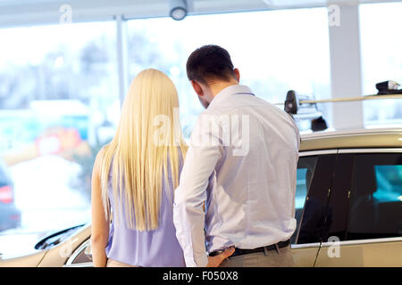 paar Auto in Auto Show oder Salon zu kaufen Stockfoto