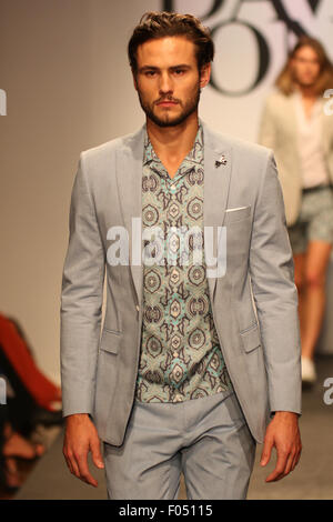 Sydney, Australien. 5. August 2015. Ein Modell zeigt Designs von Kaliber auf dem Laufsteg bei der David Jones Frühjahr/Sommer 2015 Kollektion Vorstellung an David Jones Elizabeth Street Store. Bildnachweis: Richard Milnes/Alamy Live-Nachrichten Stockfoto