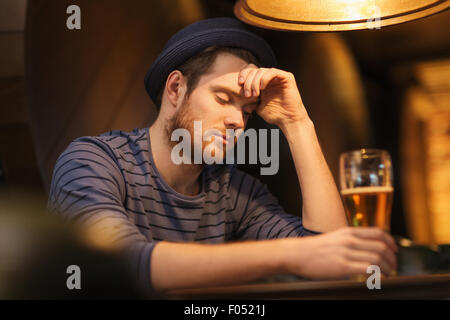 unglücklich einsamer Mann trinken Bier in Bar oder Kneipe Stockfoto