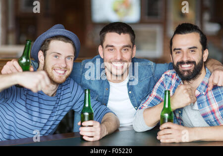 glücklich männlichen Freunden trinken Bier in Bar oder Kneipe Stockfoto