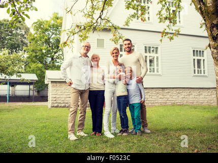 glückliche Familie vor Haus im freien Stockfoto