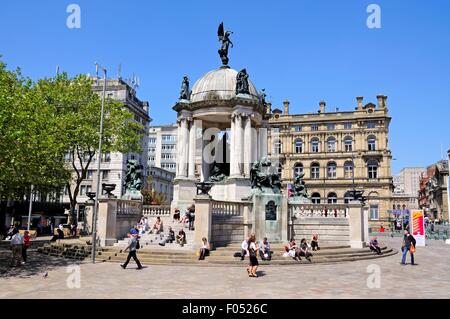 Das Queen Victoria Denkmal in Derby-Platz mit Touristen sitzen auf den Stufen, genießen Sie die Sommersonne, Liverpool, UK. Stockfoto