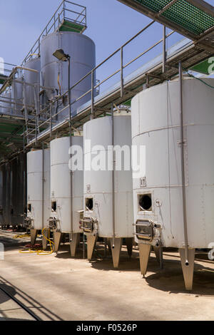 Weinherstellung Bottiche und zeitgemäßes Equipment in Besichtigung der Weinkellerei mit Stel und Woodenl Fässer Stockfoto