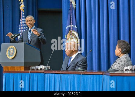 US-Präsident Barack Obama macht Bemerkungen auf einer Tagung, veranstaltet von White House Office of öffentlichen Engagement zur Stärkung und zum Schutz des Wahlrecht im Weißen Haus in Washington, DC auf Donnerstag, 6. August 2015. Die Veranstaltung nahmen Bürgerrechtler, glauben Führer, Abstimmung Menschenrechtsaktivisten und staatliche und örtliche Beamte. Von links nach rechts: Präsident Obama, US-Vertreter John Lewis (Demokrat of Georgia) und US Attorney General Loretta Lynch. Bildnachweis: Ron Sachs/Pool über CNP - kein Draht-Dienst- Stockfoto