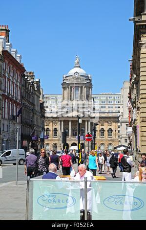 Blick entlang der Castle Street Richtung Rathaus am Ende mit einem Straßencafé im Vordergrund, Liverpool, Merseyside, England. Stockfoto