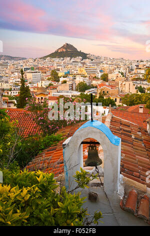 Ansicht des Lycabettus-Hügel und eine kleine griechisch-orthodoxe Kirche in Anafiotika, Athen. Stockfoto