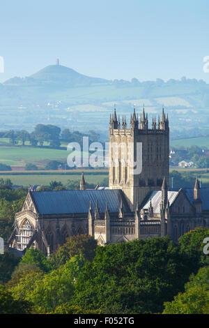 Wells Cathedral mit Glastonbury Tor in der Ferne. Somerset. England. VEREINIGTES KÖNIGREICH. Stockfoto