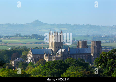 Wells Cathedral mit Glastonbury Tor in der Ferne. Somerset. England. VEREINIGTES KÖNIGREICH. Stockfoto