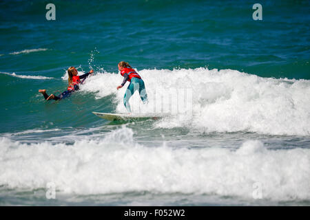 Newquay, Cornwall, UK. 6. August 2015. Boardmasters 2015 hat offiziell begonnen! Die Cornwall Surfen und Musikfestival bekam im Gange heute bei Surf-Mekka, Fistral Beach mit Tag eines internationalen Surf-Wettkämpfen. Bildnachweis: CAMERAFIRM/Alamy Live-Nachrichten Stockfoto