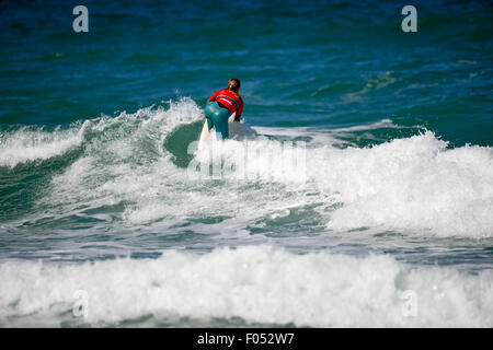 Newquay, Cornwall, UK. 6. August 2015. Boardmasters 2015 hat offiziell begonnen! Die Cornwall Surfen und Musikfestival bekam im Gange heute bei Surf-Mekka, Fistral Beach mit Tag eines internationalen Surf-Wettkämpfen. Bildnachweis: CAMERAFIRM/Alamy Live-Nachrichten Stockfoto