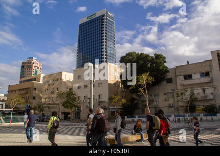 Tel Aviv, Israel - 20. Dezember 2014: alte renovierte und moderne Gebäude in Rotshild Boulevard von Tel Aviv. Israel Stockfoto