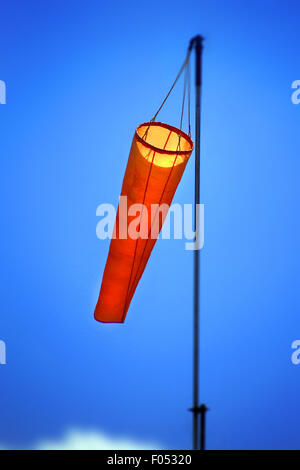 Orange Windsack am Flugplatz / Wind Guage Stockfoto