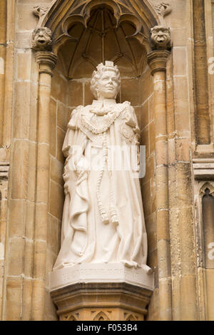 Statue von Queen Elizabeth ll 2. II. an zweiter Stelle an der Kathedrale von Canterbury von Bildhauer Nina Bilbey Queen's Diamond Jubilee zu markieren. Großbritannien Stockfoto