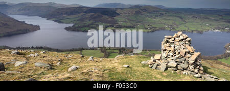 Der Beacon Cairn von Arthurs Pike fiel, Nationalpark Lake District, Cumbria County, England, UK. Stockfoto