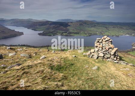 Der Beacon Cairn von Arthurs Pike fiel, Nationalpark Lake District, Cumbria County, England, UK. Stockfoto