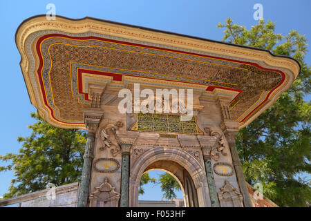 Detail eines Gateways auf der Rückseite der Hagia Sophia am Sultanahmet, Istanbul, Türkei. Schönste Beispiel des türkischen Rokoko. Stockfoto