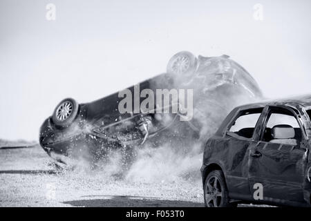 zwei Autos gedrehten Kopf nach Verkehrsunfall, einfarbig Stockfoto