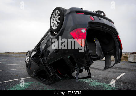 Schwarzes Auto umgedreht nach Verkehrsunfall Stockfoto