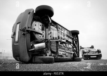 zwei Autos gedrehten Kopf nach Verkehrsunfall. Monochromatische Stockfoto