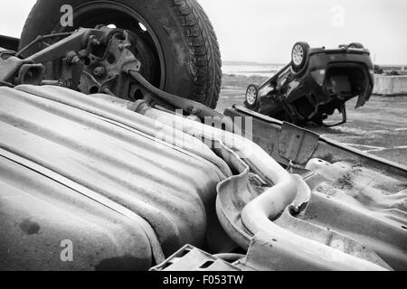 zwei Autos gedrehten Kopf nach Verkehrsunfall. Monochromatische Stockfoto