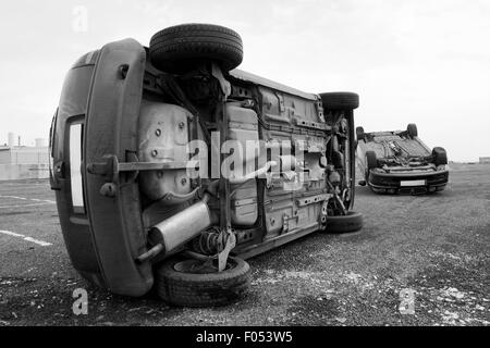 zwei Autos gedrehten Kopf nach Verkehrsunfall. Monochromatische Stockfoto