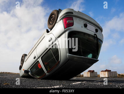 Auto umgedreht nach Verkehrsunfall Stockfoto