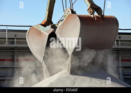 Kran laden industrielle Frachtschiff mit Kies Stockfoto