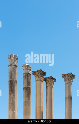 Römische Säulen gegen den Himmel in Cordoba und Córdoba, Spanien Stockfoto