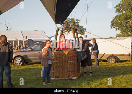 Ashton Gericht, Bristol, UK, 7. August 2015. Warten in einem Korb am frühen Morgen bei Bristol International Balloon Fiesta 2015. Bildnachweis: Keith Larby/Alamy Live-Nachrichten Stockfoto