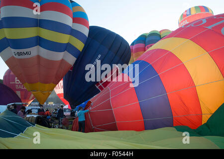 Ashton Gericht, Bristol, UK, 7. August 2015. Am frühen Morgen Inflation bei Bristol International Balloon Fiesta 2015. Bildnachweis: Keith Larby/Alamy Live-Nachrichten Stockfoto