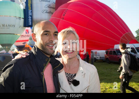 Ashton Gericht, Bristol, UK, 7. August 2015. TV-Wetteransager Alex Beresford und Carol Kirkwood besuchen Bristol International Balloon Fiesta 2015. Bildnachweis: Keith Larby/Alamy Live-Nachrichten Stockfoto